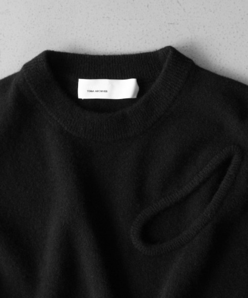 TOGA VIRILIS(トーガ ビリリース)の「TOGA VIRILIS Hole Knit Pulloiver(ニット/セーター・メンズ・ブラック・M)」の2枚目の写真