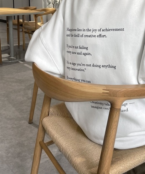 Chillfar(チルファー)の「アソートバックプリントスウェット(スウェット・レディース・ブラック/ホワイト系/アイボリー系2/アイボリー系3/アイボリー系4/アイボリー系/グレー/ネイビー系/グレー系/ネイビー系2/ホワイト/アイボリー系1/ネイビー系1/グリーン/レッド/ピンク/オートミール/ネイビー/ブラック系・FREE)」の3枚目の写真