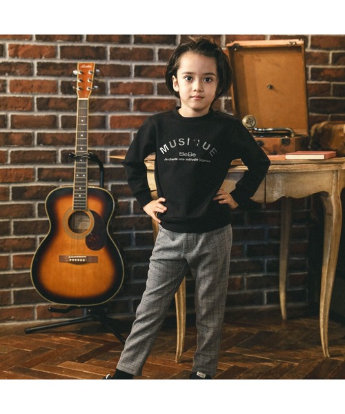 BeBe(ベベ)の「ポンチチェックパッチロゴトレーナー(90~150cm)(スウェット・キッズ・オフホワイト/ブラック・130cm/100cm/150cm/140cm/110cm/120cm/90cm)」の22枚目の写真