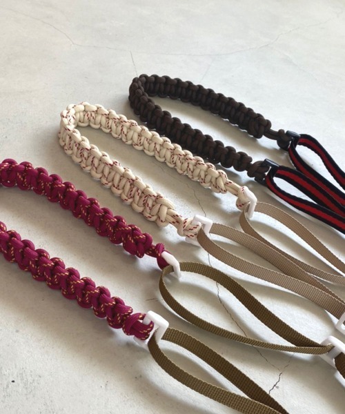 marjour（マージュール）の「PARACORD MOBILE PHONE STRAP（スマホグッズ・レディース・ピンク/ブラウン/オフホワイト・FREE）」の4枚目の写真