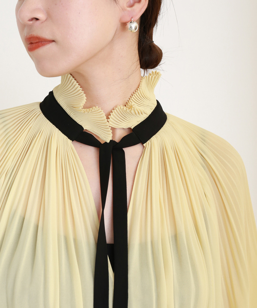 VERMEIL par iena(ヴェルメイユパーイエナ)の「【L’UNE/リュンヌ】別注 プリーツフリルブラウス(シャツ/ブラウス・レディース・ベージュ系その他/ネイビー/イエロー・FREE)」の6枚目の写真