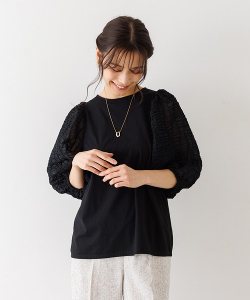 abahouse mavie(アバハウスマヴィ)の「袖シアーシャーリングプルオーバー(Tシャツ/カットソー・レディース・ブラック/ホワイト・フリー)」の1枚目の写真