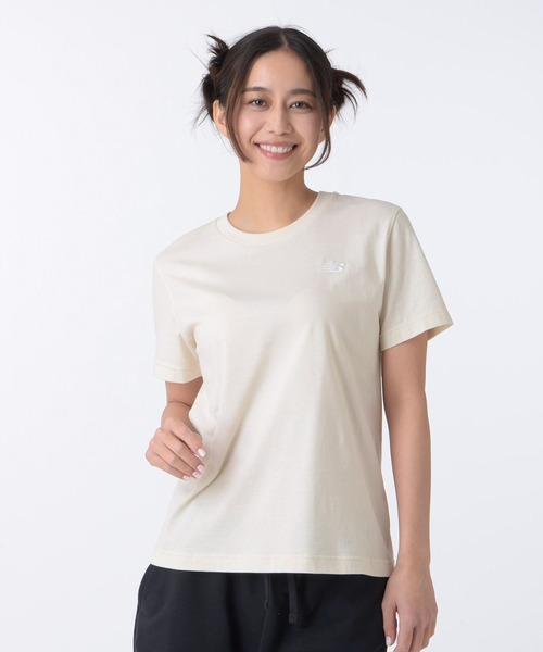 NEW BALANCE（ニューバランス）の「Sport Essentials Small Logo ショートスリーブTシャツ（Tシャツ/カットソー・レディース・ブラック/アイボリー/カーキ/ライトピンク・SMALL/MEDIUM/LARGE/X-LARGE）」の2枚目の写真