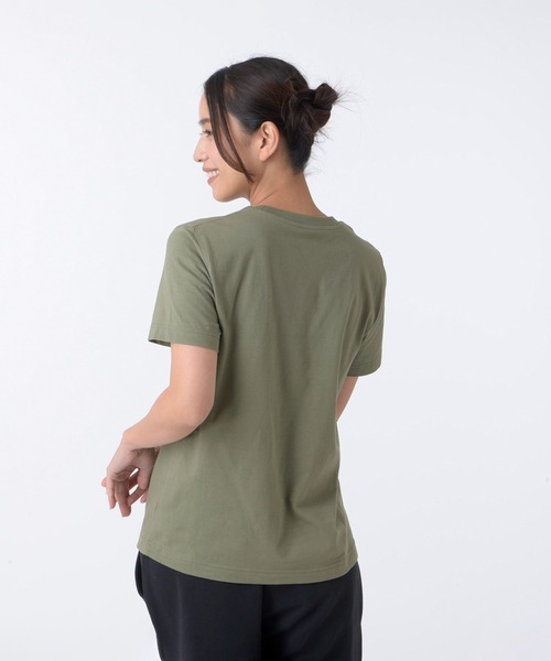 NEW BALANCE（ニューバランス）の「Sport Essentials Small Logo ショートスリーブTシャツ（Tシャツ/カットソー・レディース・ブラック/アイボリー/カーキ/ライトピンク・SMALL/MEDIUM/LARGE/X-LARGE）」の14枚目の写真