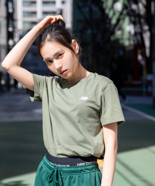 NEW BALANCE（ニューバランス）の「Sport Essentials Small Logo ショートスリーブTシャツ（Tシャツ/カットソー・レディース・ブラック/アイボリー/カーキ/ライトピンク・SMALL/MEDIUM/LARGE/X-LARGE）」の17枚目の写真