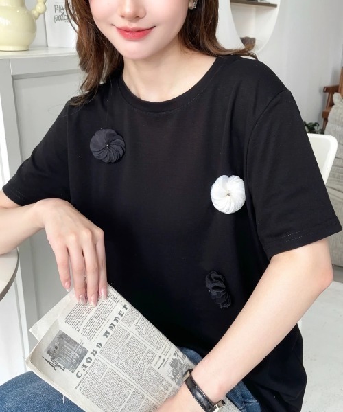 LOULOU select(ルルセレクト)の「フラワーモチーフラインストーンTシャツ(Tシャツ/カットソー・レディース・オフホワイト/ブラック・M)」の2枚目の写真