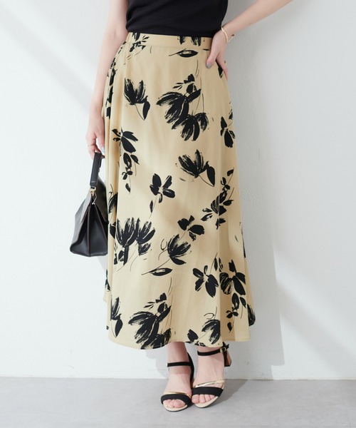 natural couture（ナチュラルクチュール）の「モノトーン花柄フレア