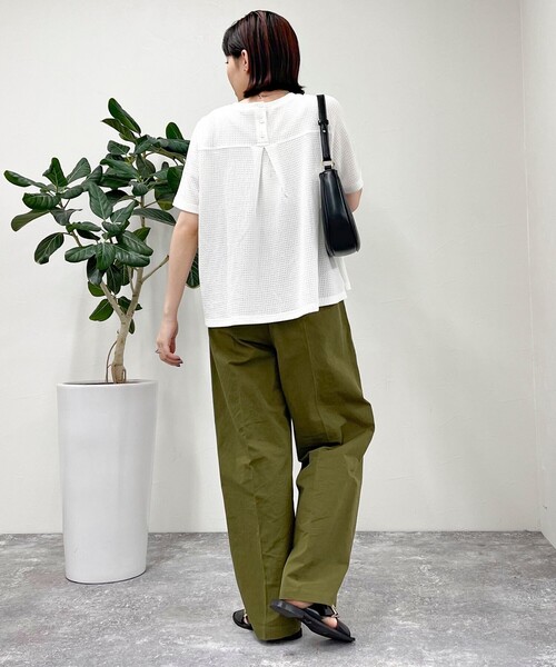 fredy emue（フレディエミュ）の「素材感ブラウスカットソー（Tシャツ/カットソー・レディース・サックスブルー/ブラック/オフホワイト/ライトグリーン・38）」の8枚目の写真