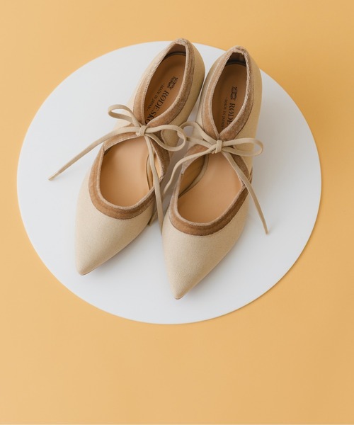 RODE SKO(ロデスコ)の「『MADE IN JAPAN』チャンキーヒールリボンパンプス(パンプス・レディース・オフホワイト/ブラック/ベージュ/ブラック系その他/ベージュ系その他/ブラウン系その他/モカ/その他2/その他1・36/37/38/39)」の6枚目の写真