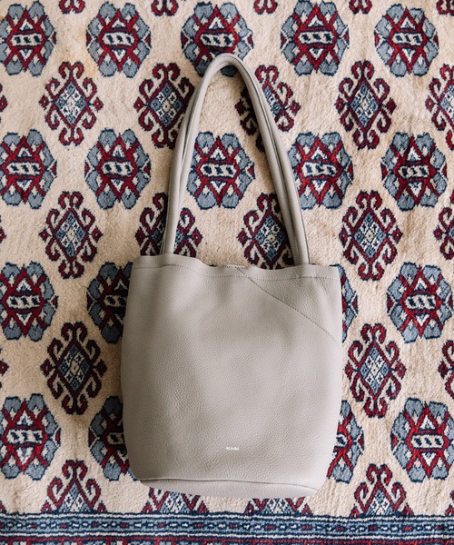 Beau're（ヴュレ）の「BEAURE ヴュレ スラントポケット トート（トートバッグ・レディース・ブラック/グレー・FREE）」の22枚目の写真