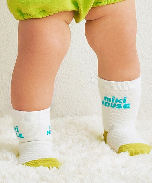 MIKI HOUSE（ミキハウス）の「【WEB限定】ロゴソックス（11cm－23cm）（ソックス/靴下・キッズ・レッド/サックスブルー/イエロー/ネイビー/ホワイト/レッド系その他/ライトグリーン/ピンク/グリーン・17cm/15cm/13cm/11cm/21cm/19cm/13-15cm/15-17cm/17-19cm/19-21cm/21-23cm/11-13cm）」の2枚目の写真