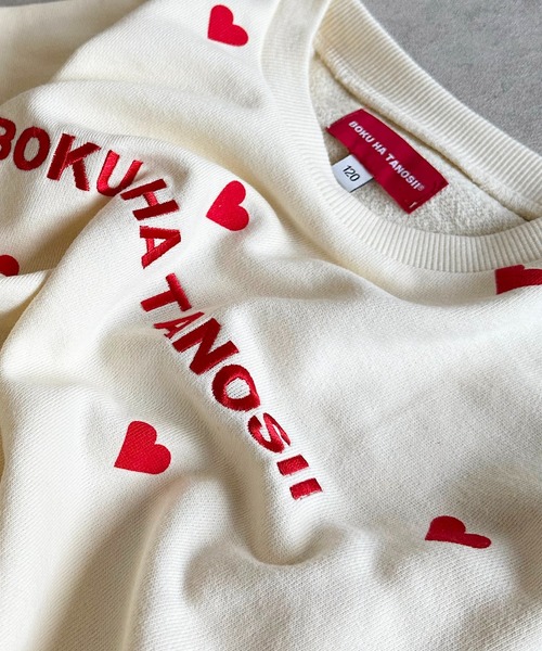 BOKU HA TANOSII（ボク　ハ　タノシイ）の「【BOKU HA TANOSII】別注 HEART SWEAT（スウェット・キッズ・レッド/オフホワイト/ブルー・90/100/110/120/130/140/150）」の5枚目の写真