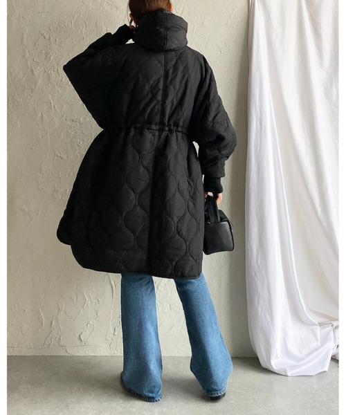She's Closet(シーズクローゼット)の「フード付きミドル丈中綿スタンドカラーモンスターキルティングコート(ダウンジャケット/コート・レディース・アイボリー/カーキ/ブラック・FREE)」の6枚目の写真