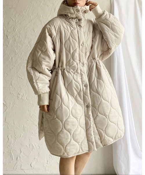 She's Closet(シーズクローゼット)の「フード付きミドル丈中綿スタンドカラーモンスターキルティングコート(ダウンジャケット/コート・レディース・アイボリー/カーキ/ブラック・FREE)」の18枚目の写真