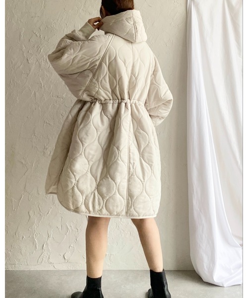 She's Closet(シーズクローゼット)の「フード付きミドル丈中綿スタンドカラーモンスターキルティングコート(ダウンジャケット/コート・レディース・アイボリー/カーキ/ブラック・FREE)」の20枚目の写真