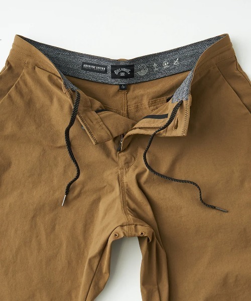 BILLABONG(ビラボン)の「BILLABONG メンズ SURFTREK PLUS PANT ロングパンツ/ビラボンストレッチテーパードナイロンボトムス(その他パンツ・メンズ・ブラック/キャメル・MEDIUM/LARGE/X-LARGE)」の14枚目の写真