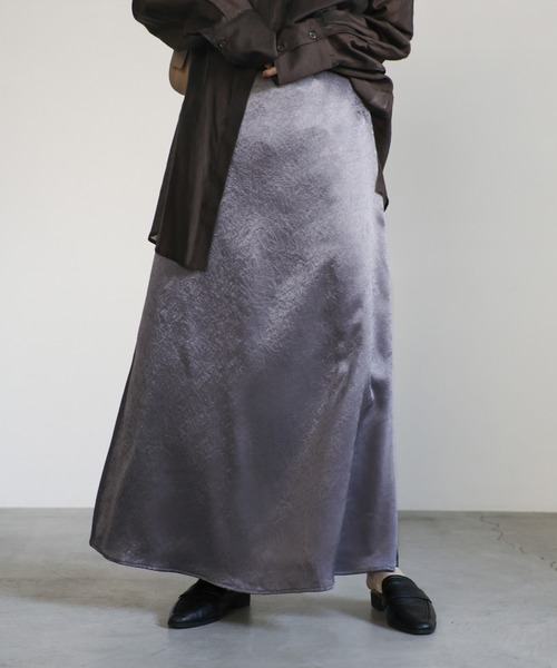 select MOCA（セレクトモカ）の「クラッシュサテンロングスカート（スカート・レディース・カーキ/ブラック/グレー・MEDIUM/LARGE）」の3枚目の写真