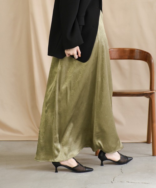 select MOCA（セレクトモカ）の「クラッシュサテンロングスカート（スカート・レディース・カーキ/ブラック/グレー・MEDIUM/LARGE）」の13枚目の写真