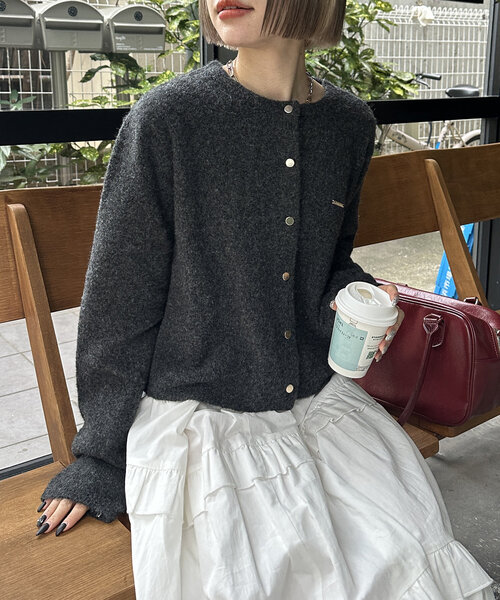 w closet（ダブルクローゼット）の「【5色展開】ロゴプレートニットカーディガン（カーディガン/ボレロ・レディース・イエロー/ブルー/チャコールグレー/アイボリー/ピンク・FREE）」の3枚目の写真