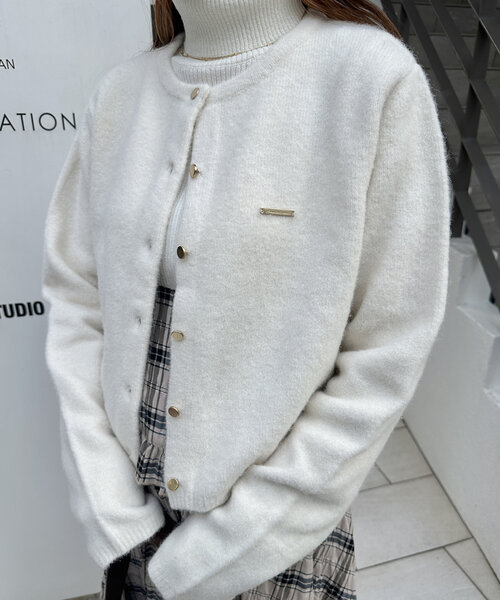 w closet（ダブルクローゼット）の「【5色展開】ロゴプレートニットカーディガン（カーディガン/ボレロ・レディース・イエロー/ブルー/チャコールグレー/アイボリー/ピンク・FREE）」の8枚目の写真