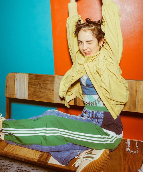 Three Four Time(スリーフォータイム)の「サイドスイッチデニムパンツ @(デニムパンツ・レディース・グリーン系その他/レッド系その他・FREE)」の1枚目の写真