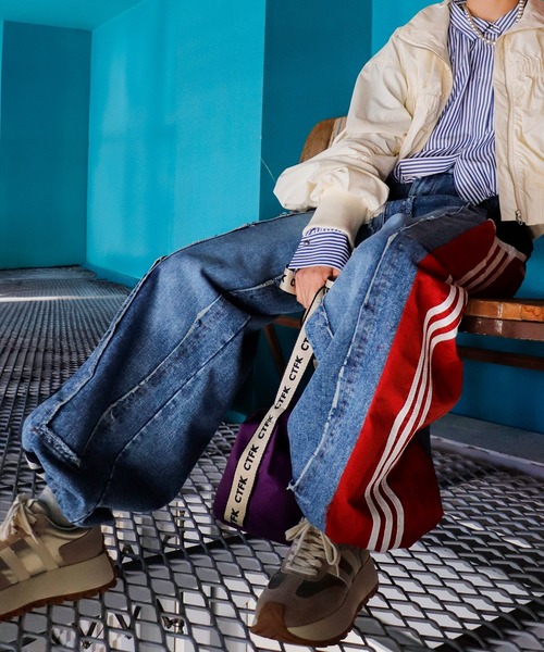 Three Four Time(スリーフォータイム)の「サイドスイッチデニムパンツ @(デニムパンツ・レディース・グリーン系その他/レッド系その他・FREE)」の2枚目の写真