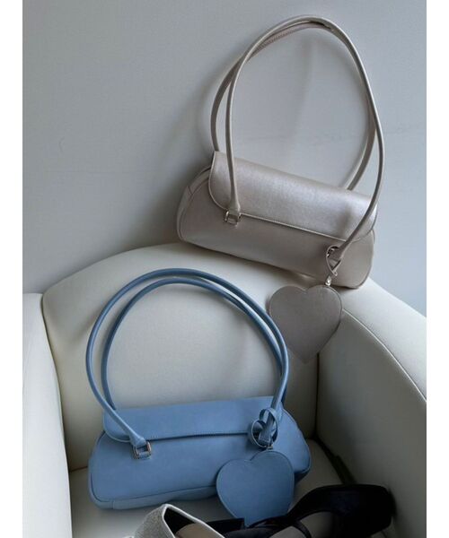 dazzlin（ダズリン）の「ハートチャームスクエアボックスバッグ（ハンドバッグ・レディース・ブルー/ブラック/ベージュ・FREE）」の2枚目の写真