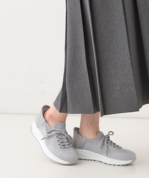 SHOO・LA・RUE（シューラルー）の「洗えるサッと履けるニットスニーカー（スニーカー・レディース・シルバー/ブラック/ライトベージュ・35/45/25）」の4枚目の写真