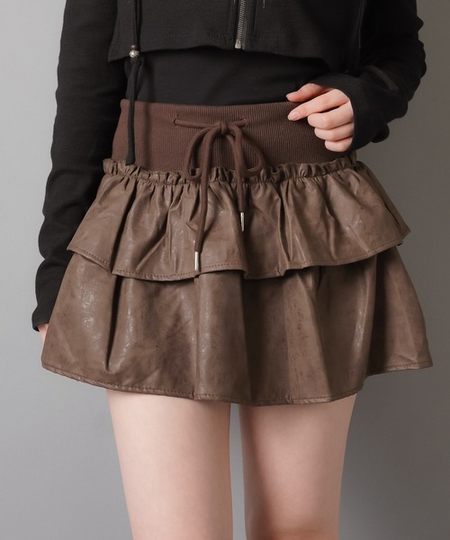 SPINNS(スピンズ)の「ティアードミニスカート/合皮/スカパン/インナーパンツ付き(スカート・レディース・ブラウン/ブラック/グレー・ONESIZE)」の3枚目の写真