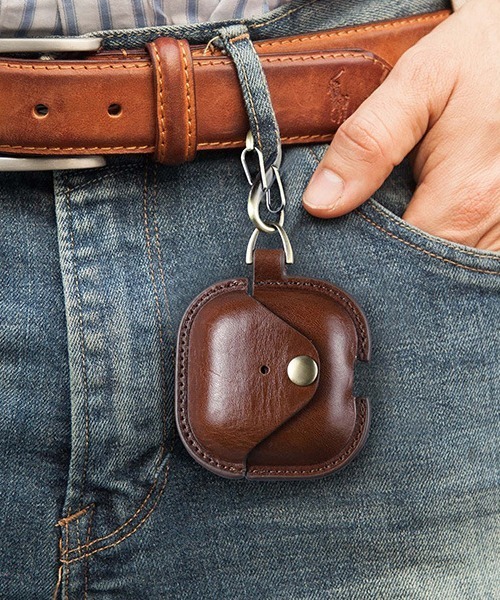 Fun & Daily(ファンアンドデイリー)の「Cow Leather Air Pods 4 Case / エアポッズ4(ヘッドフォン/イヤホン・レディース・ブラック/ブラウン・FREE)」の2枚目の写真