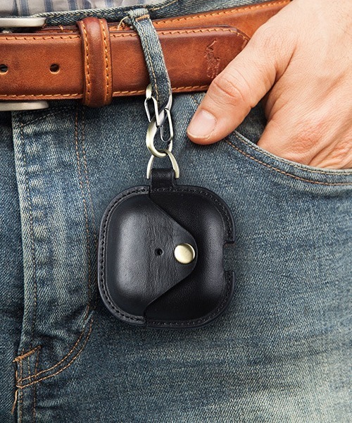 Fun & Daily(ファンアンドデイリー)の「Cow Leather Air Pods 4 Case / エアポッズ4(ヘッドフォン/イヤホン・レディース・ブラック/ブラウン・FREE)」の1枚目の写真