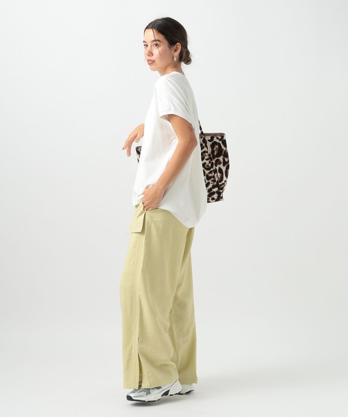 BAYFLOW（ベイフロー）の「[丸みのあるバックシルエット]シルケットドルマンショートスリーブT（Tシャツ/カットソー・レディース・モカ/イエロー/オフホワイト/ブラック/ブルー・FREE）」の14枚目の写真