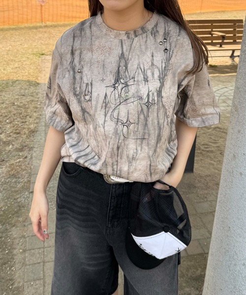 sedacle(セダクル)の「スタッズピアス汚れ加工風T(Tシャツ/カットソー・レディース・ベージュ/パープル・SMALL/MEDIUM/LARGE)」の1枚目の写真