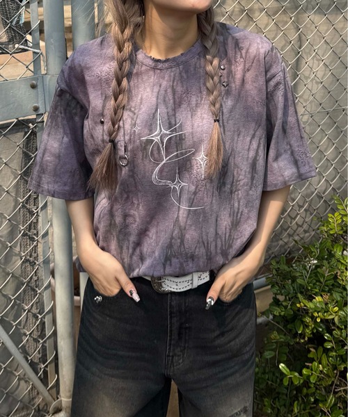 sedacle(セダクル)の「スタッズピアス汚れ加工風T(Tシャツ/カットソー・レディース・ベージュ/パープル・SMALL/MEDIUM/LARGE)」の2枚目の写真