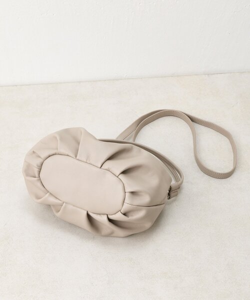 BEARDSLEY(ビアズリー)の「《本革》ギャザーミニバッグ(ショルダーバッグ・レディース・ベージュ/ブラック・FREE)」の4枚目の写真