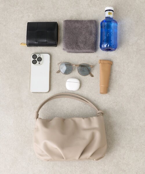 BEARDSLEY(ビアズリー)の「《本革》ギャザーミニバッグ(ショルダーバッグ・レディース・ベージュ/ブラック・FREE)」の12枚目の写真