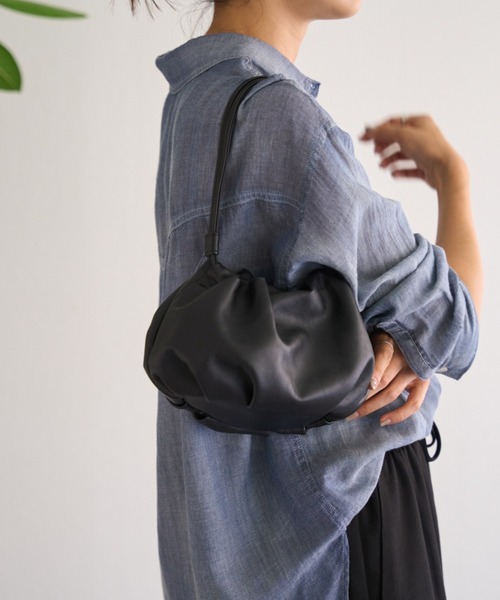 BEARDSLEY(ビアズリー)の「《本革》ギャザーミニバッグ(ショルダーバッグ・レディース・ベージュ/ブラック・FREE)」の3枚目の写真