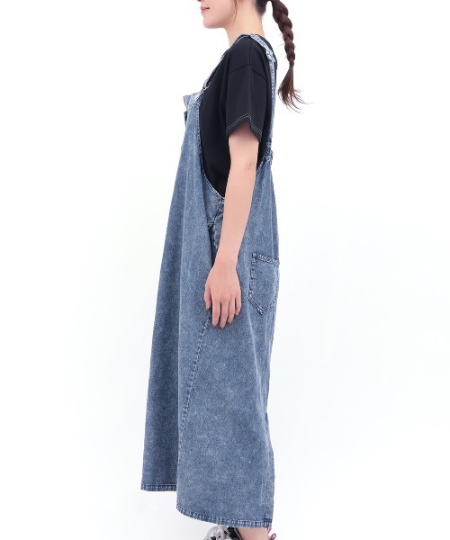 チチカカ（チチカカ）の「Orale! ケミカルデニムサロペットスカート（ジャンパースカート・レディース・ブラック/ブルー・FREE）」の3枚目の写真