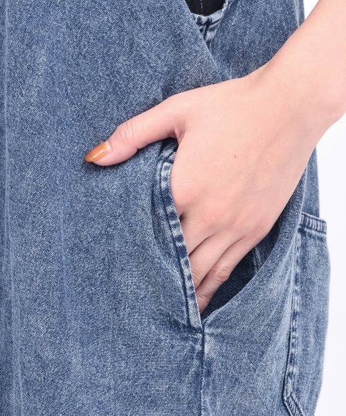 チチカカ（チチカカ）の「Orale! ケミカルデニムサロペットスカート（ジャンパースカート・レディース・ブラック/ブルー・FREE）」の13枚目の写真