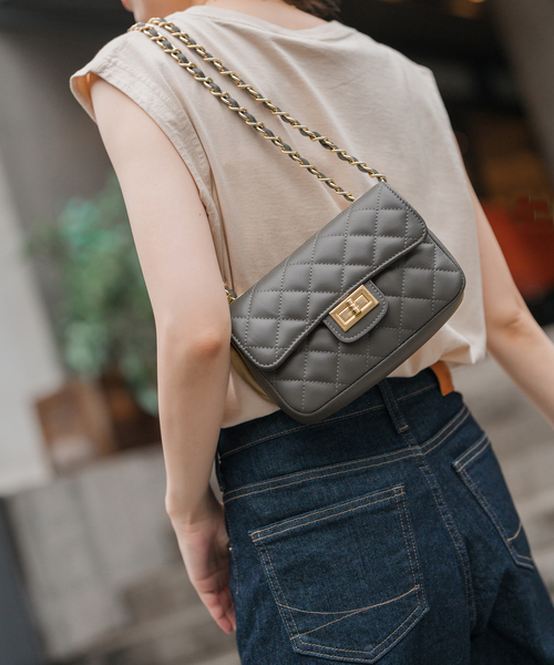 Spick & Span（スピックアンドスパン）の「AULENTTI/オウレンティ キルティングバッグ（ショルダーバッグ・レディース・ベージュ/チャコールグレー・FREE）」の19枚目の写真