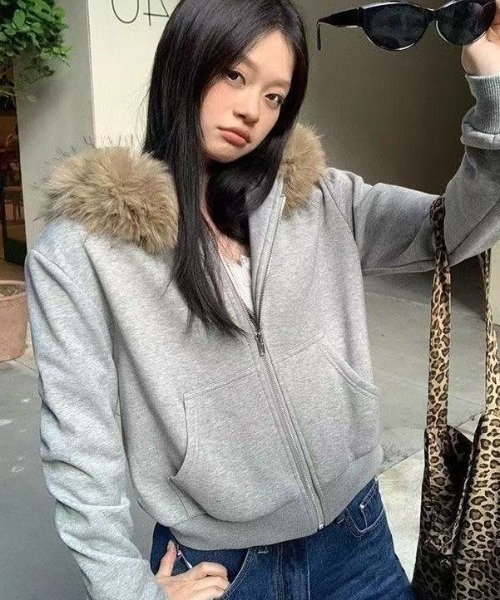 GEMEDA(ジェメダ)の「フェイクファーフード付きジップパーカー(パーカー・レディース・ライトグレー/モカ/ブラック・M)」の8枚目の写真