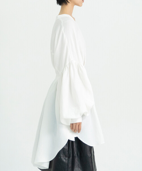 Bshop（ビショップ）の「eunoia | Vネック オーバーサイズ ブラウス WOMEN（シャツ/ブラウス・レディース・ブラック/ホワイト・ONE）」の10枚目の写真