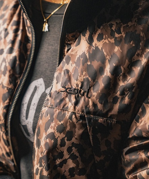 NANGA(ナンガ)の「X-girl × NANGA PUFFER JACKET(ナイロンジャケット・レディース・ベージュ/ブラック・S/M)」の13枚目の写真