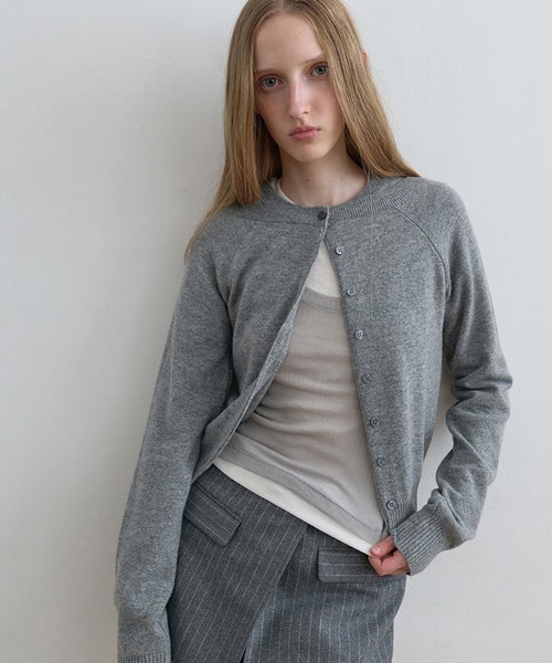 Kijun(キジュン)の「Kijun/キジュン Double Neck Knit Cardigan 重ね着風 ショート丈 ウールニットカーディガン(カーディガン/ボレロ・レディース・グレー/レッド・S/M)」の1枚目の写真