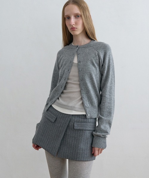 Kijun(キジュン)の「Kijun/キジュン Double Neck Knit Cardigan 重ね着風 ショート丈 ウールニットカーディガン(カーディガン/ボレロ・レディース・グレー/レッド・S/M)」の3枚目の写真