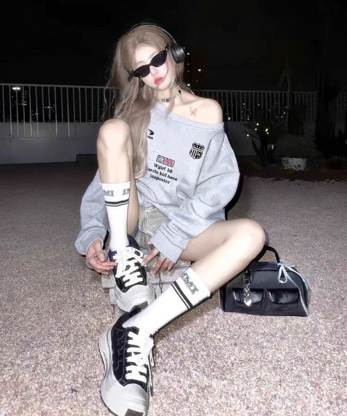 lilful（リルフル）の「アメリカンロゴプリント ビッグシルエット ワンショルダーオーバーサイズスウェット（スウェット・レディース・グレー・M/L）」の2枚目の写真