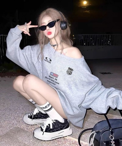 lilful（リルフル）の「アメリカンロゴプリント ビッグシルエット ワンショルダーオーバーサイズスウェット（スウェット・レディース・グレー・M/L）」の3枚目の写真