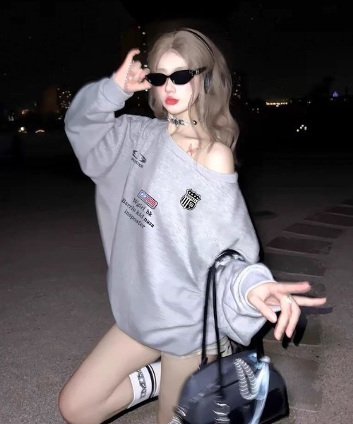 lilful（リルフル）の「アメリカンロゴプリント ビッグシルエット ワンショルダーオーバーサイズスウェット（スウェット・レディース・グレー・M/L）」の4枚目の写真