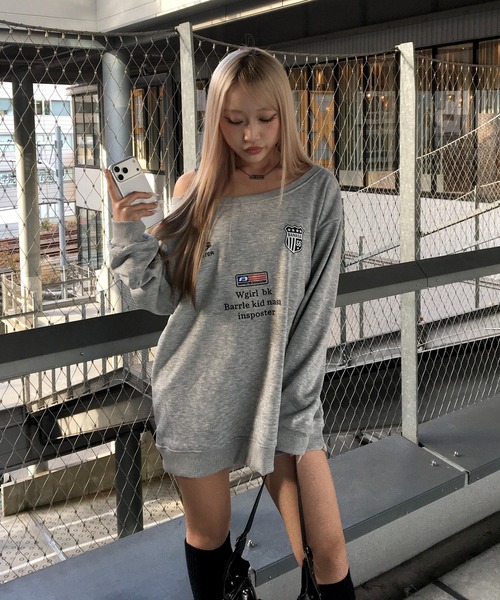 lilful（リルフル）の「アメリカンロゴプリント ビッグシルエット ワンショルダーオーバーサイズスウェット（スウェット・レディース・グレー・M/L）」の12枚目の写真