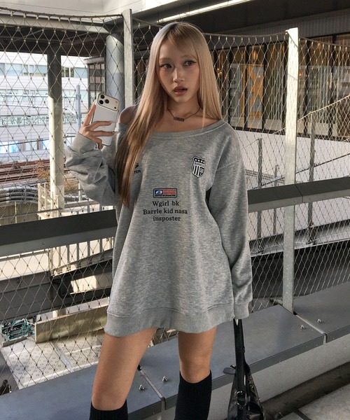 lilful（リルフル）の「アメリカンロゴプリント ビッグシルエット ワンショルダーオーバーサイズスウェット（スウェット・レディース・グレー・M/L）」の14枚目の写真